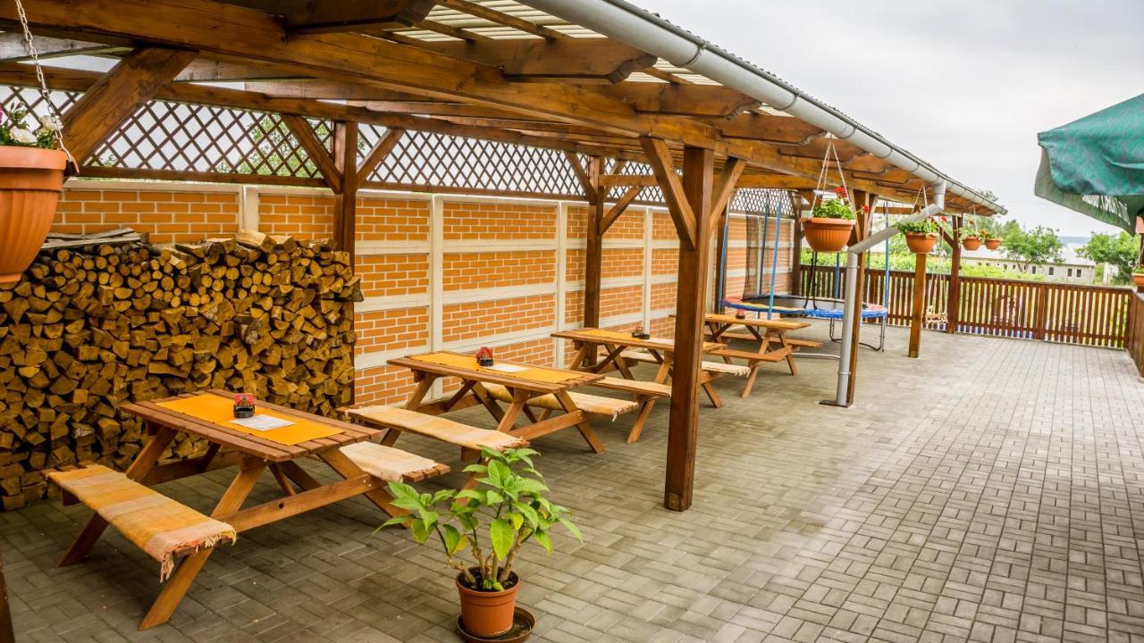 Penzion S Restauraci Na Furhaple Sakvice Экстерьер фото
