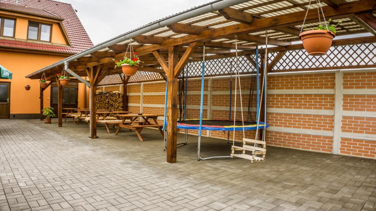 Penzion S Restauraci Na Furhaple Sakvice Экстерьер фото