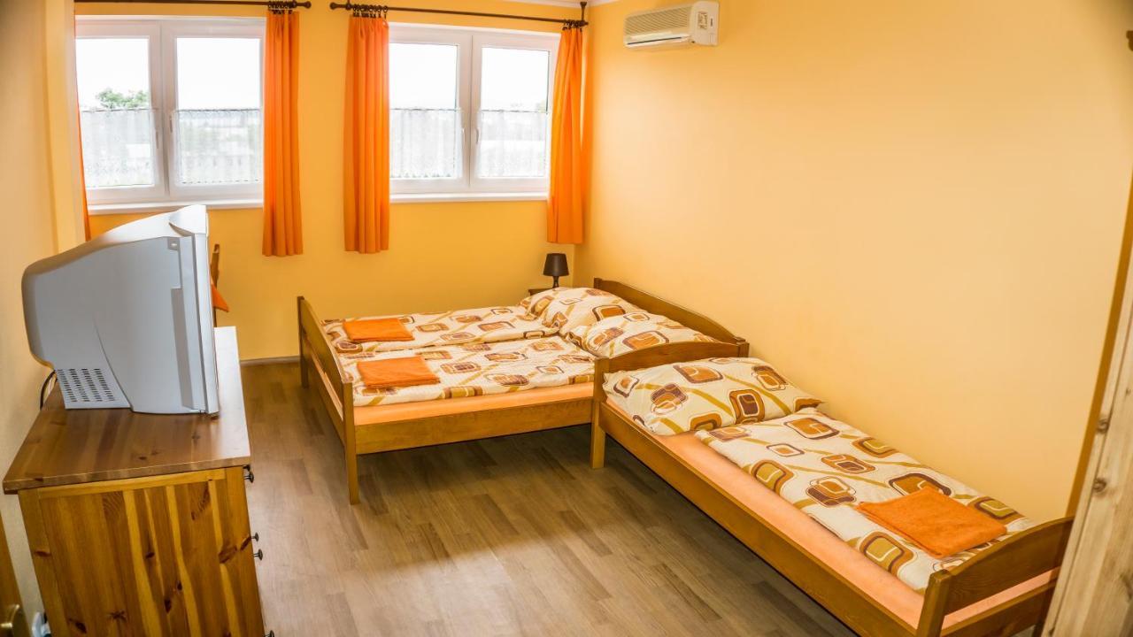Penzion S Restauraci Na Furhaple Sakvice Экстерьер фото