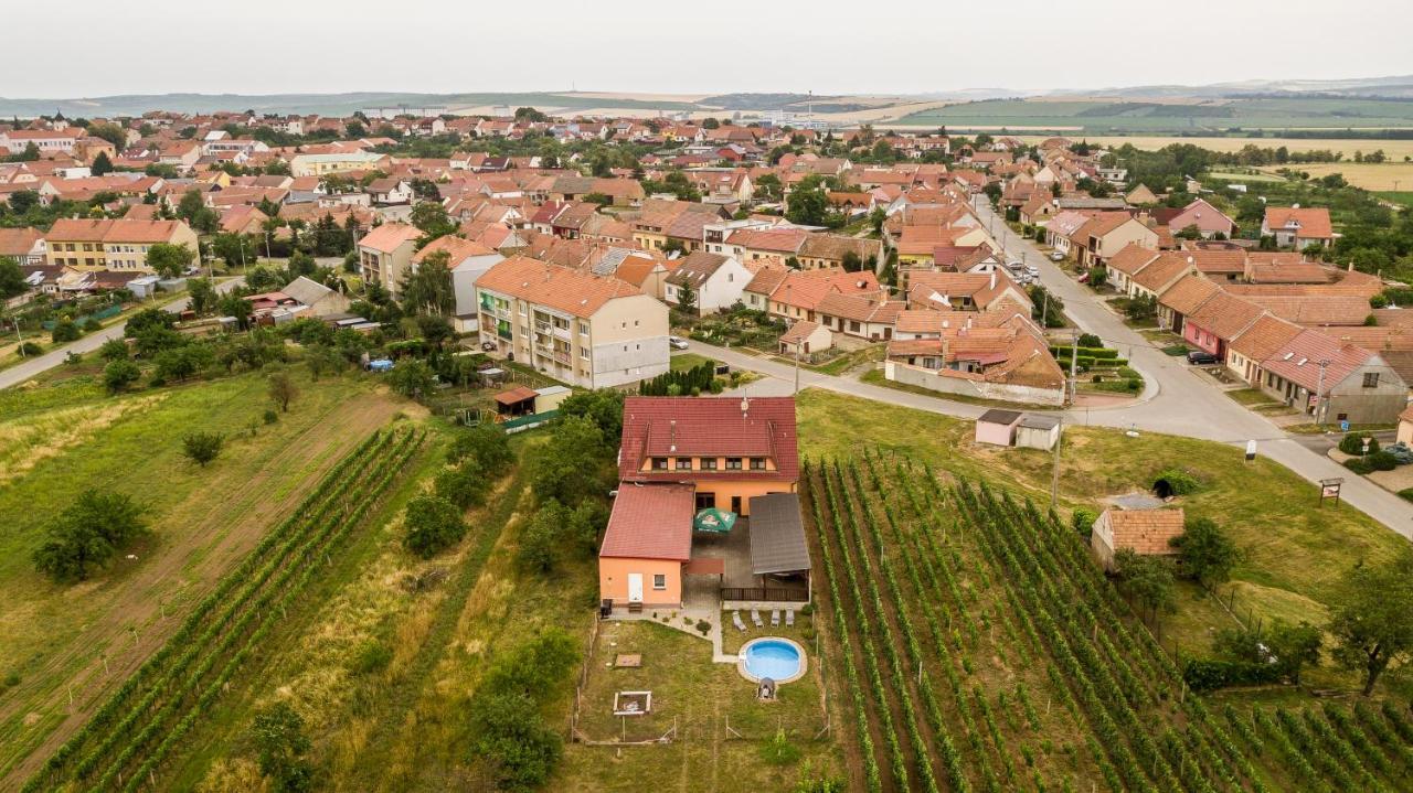 Penzion S Restauraci Na Furhaple Sakvice Экстерьер фото